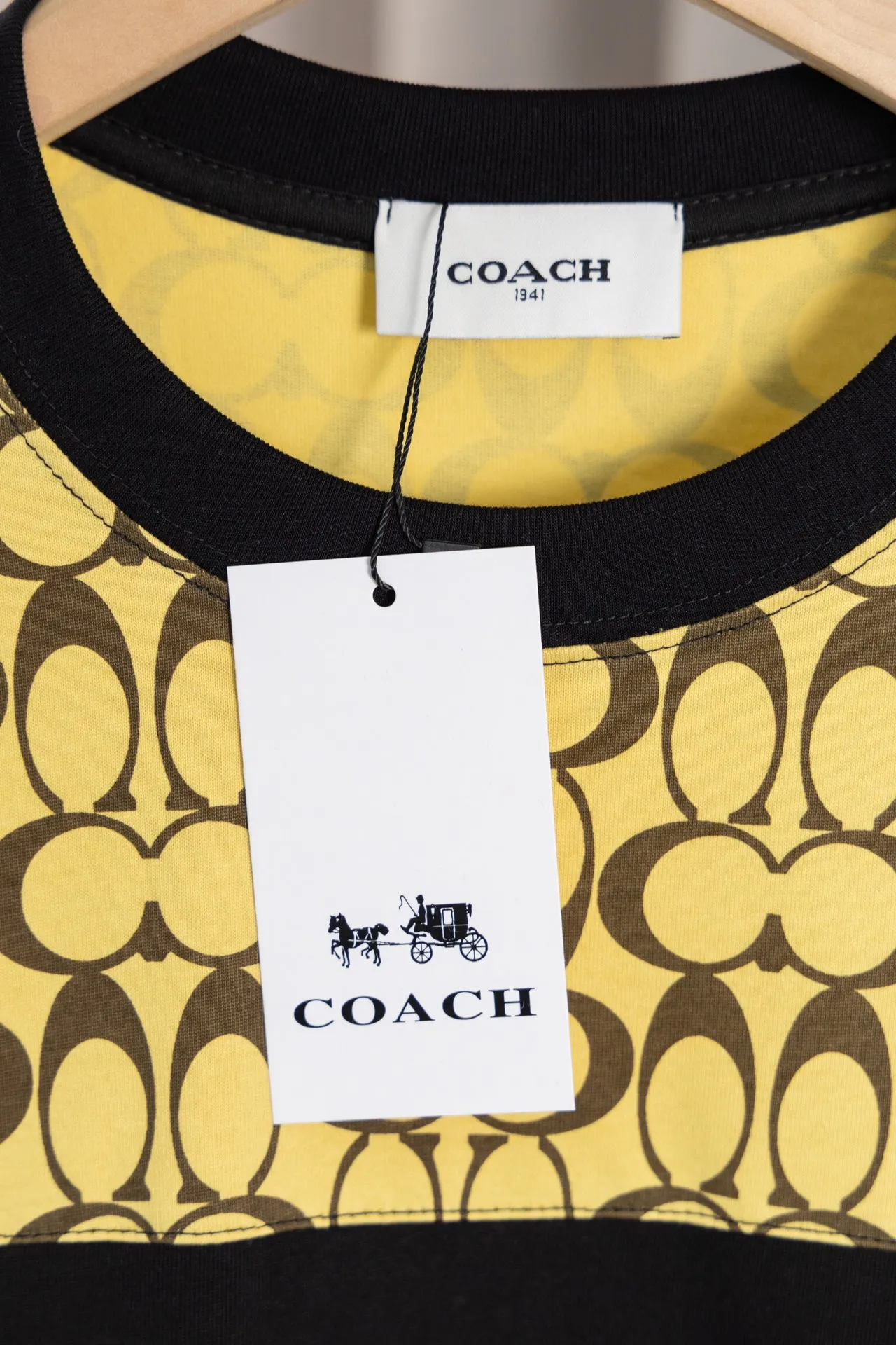 X 024 COACH𦸅Chi 25ss New Arrival T-shirt, Classic Presbyopia Series splicing style + brand logo embroidery technology, highly customized. Double gauze pure cotton fabric, soft fabric, fashionable Versatile, Same Style for men and women. Color: Yellow, Black, Size: S～XXL.